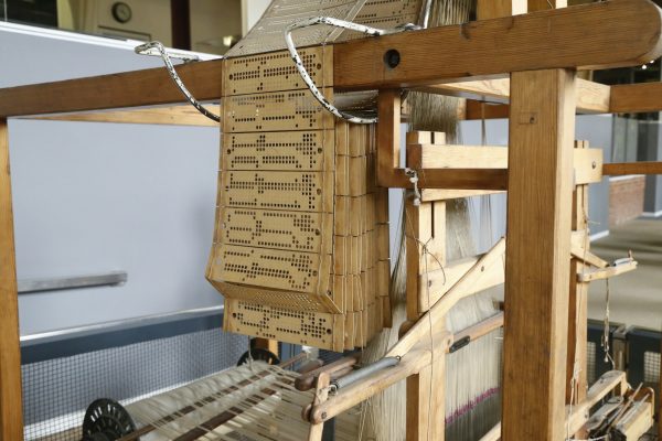 ジャガード生地を織る機械であるジャガード織機